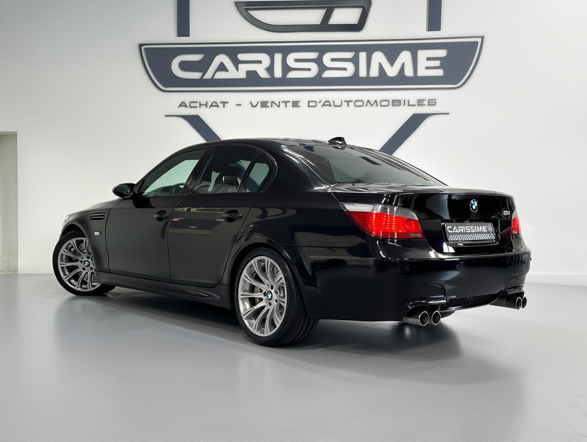 BMW M5 2006 vue arrière ou latérale