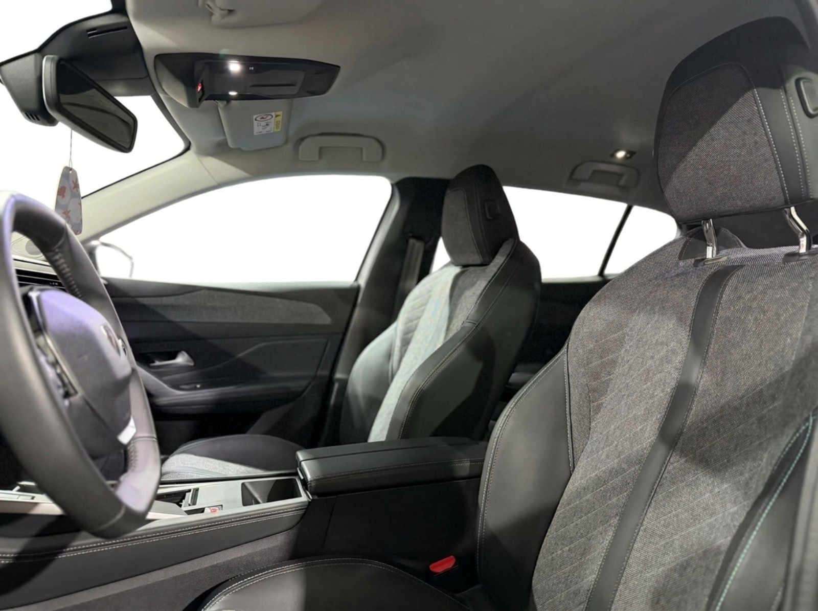 Peugeot 408 2024 vue arrière ou latérale