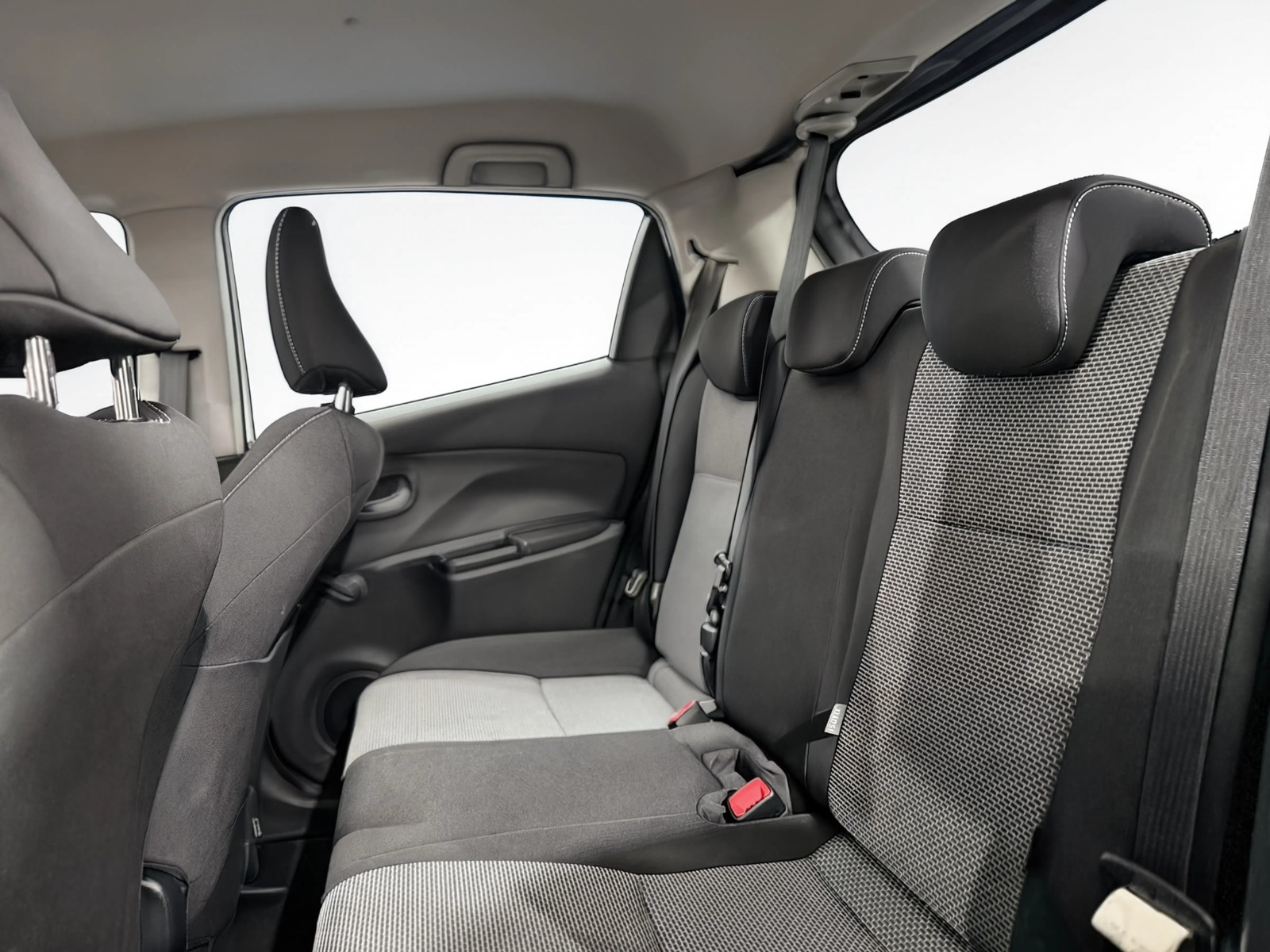 Toyota Yaris 2015 photo 14