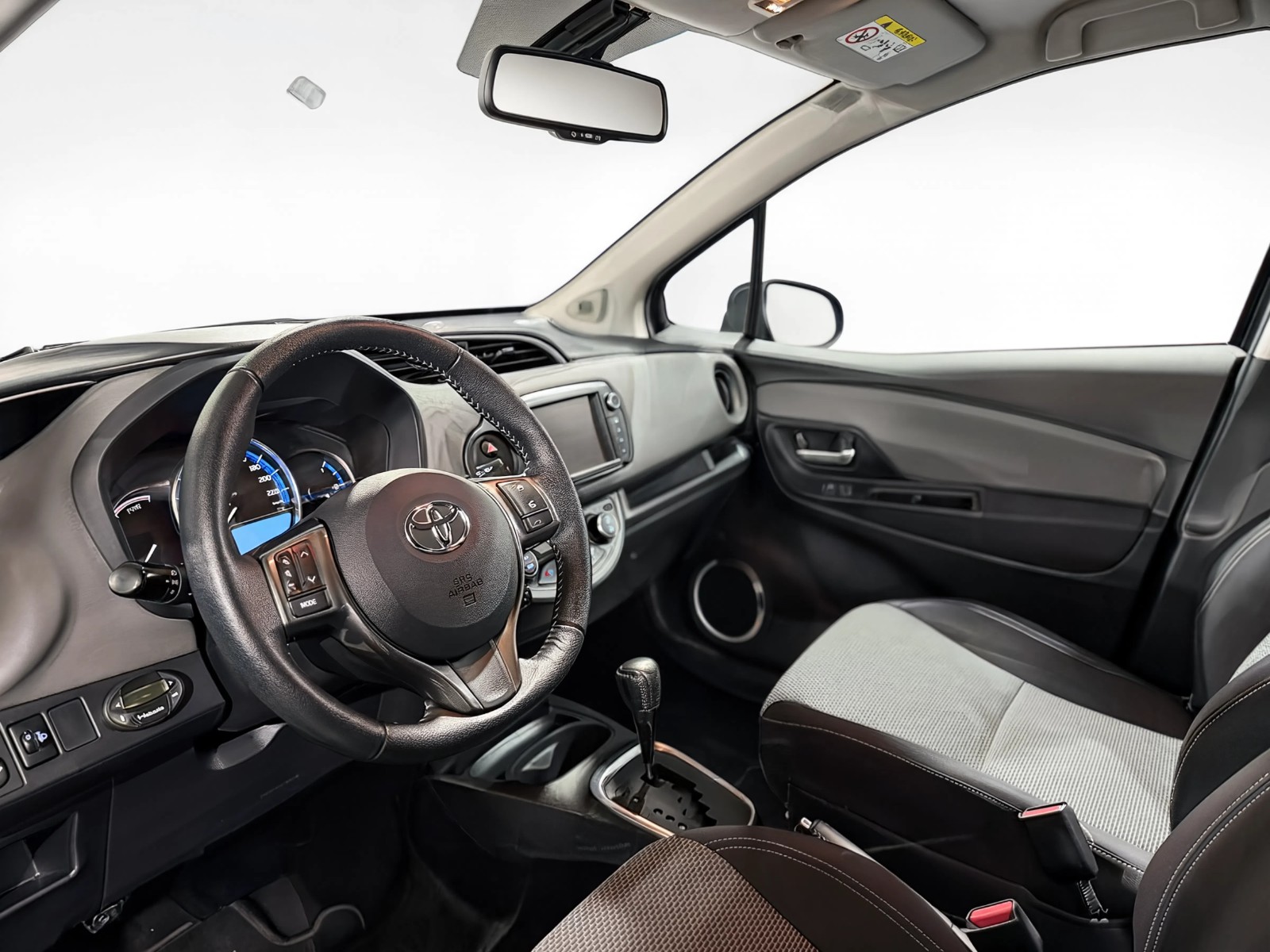 Toyota Yaris 2015 photo 9