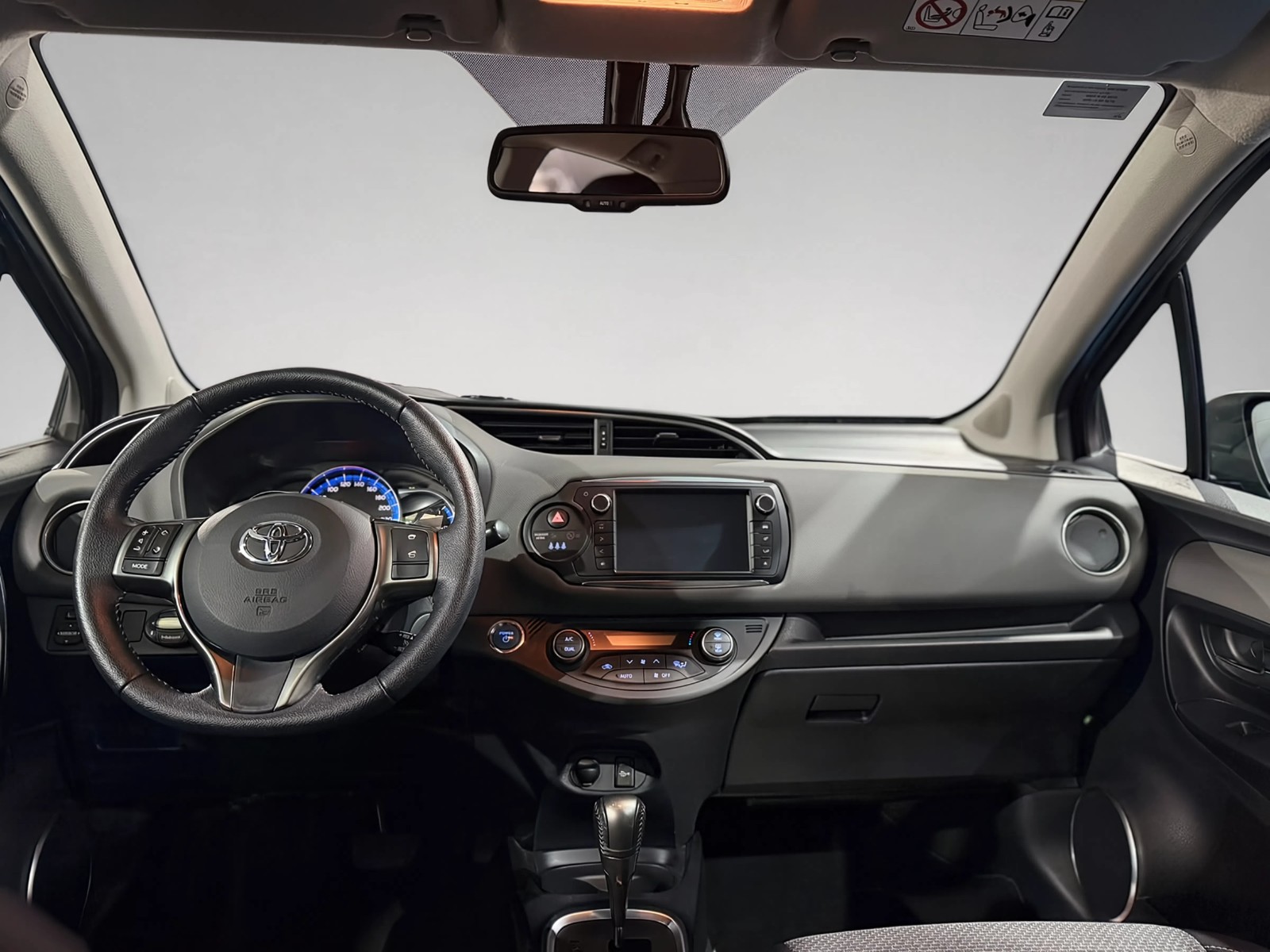 Toyota Yaris 2015 photo 12