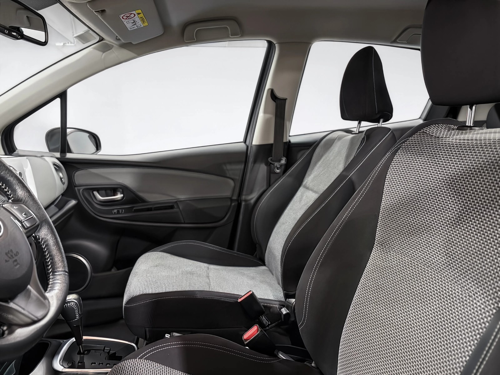 Toyota Yaris 2015 photo 13