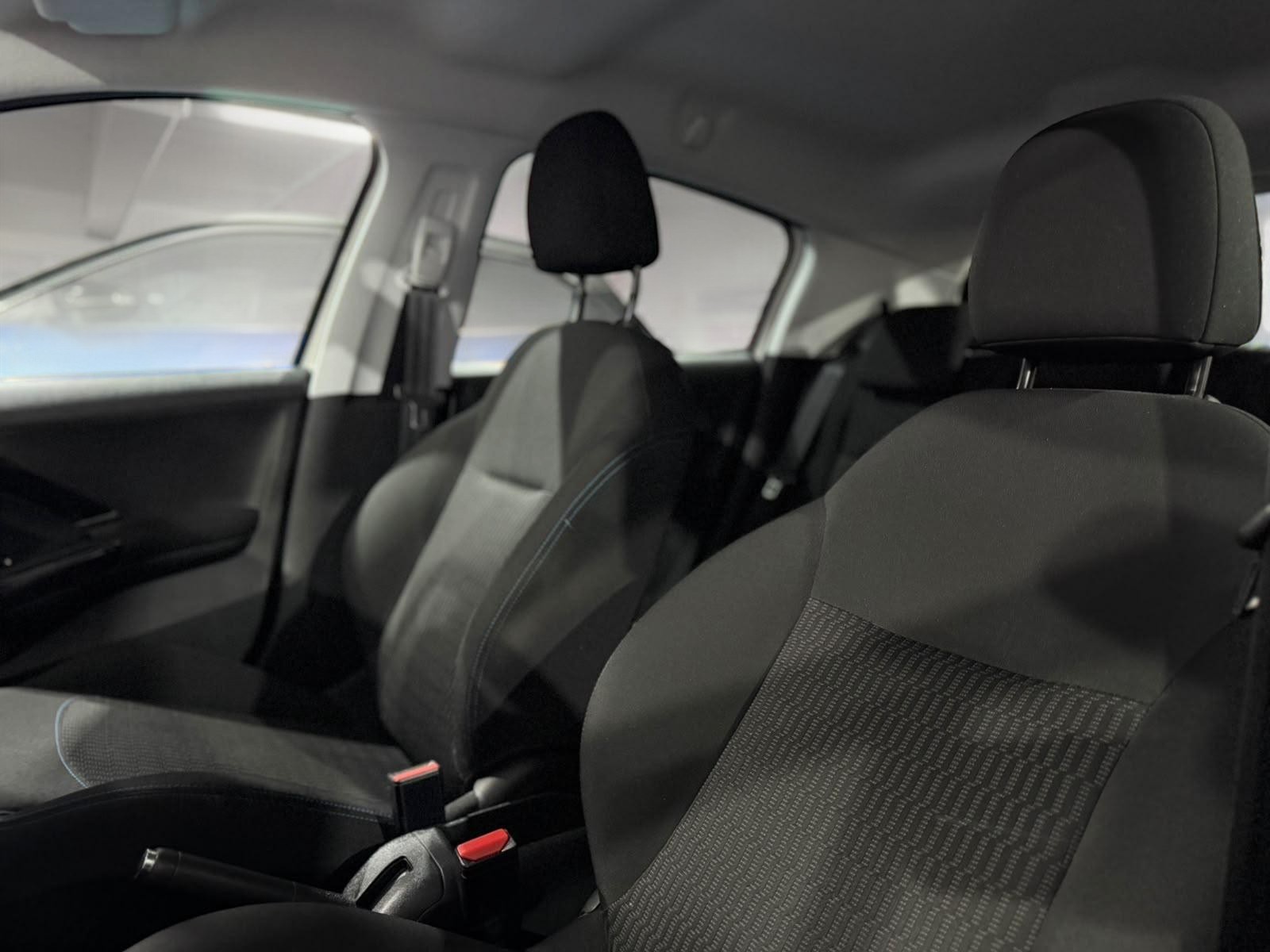 Peugeot 208 2019 photo 11
