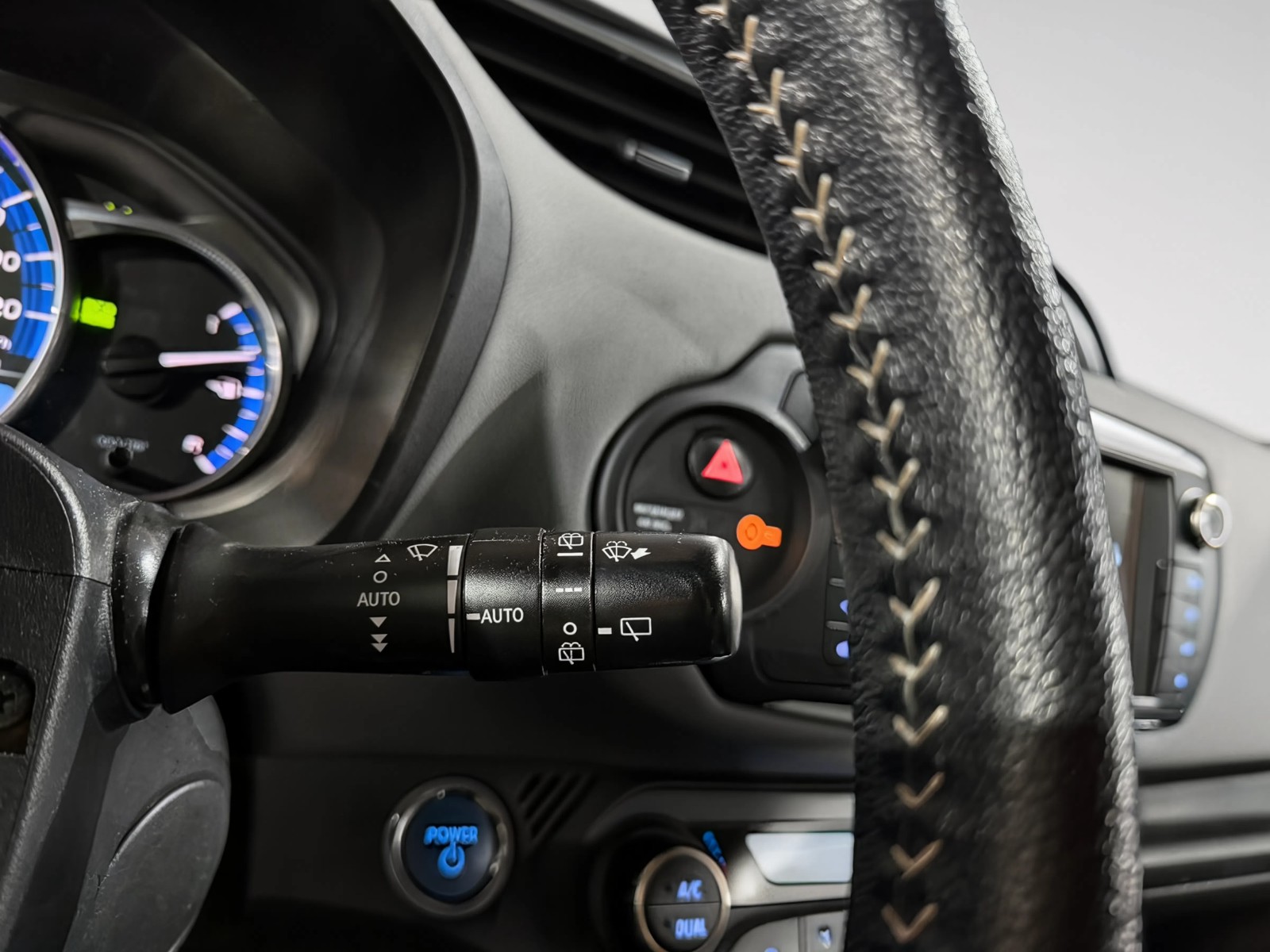 Toyota Yaris 2015 photo 12