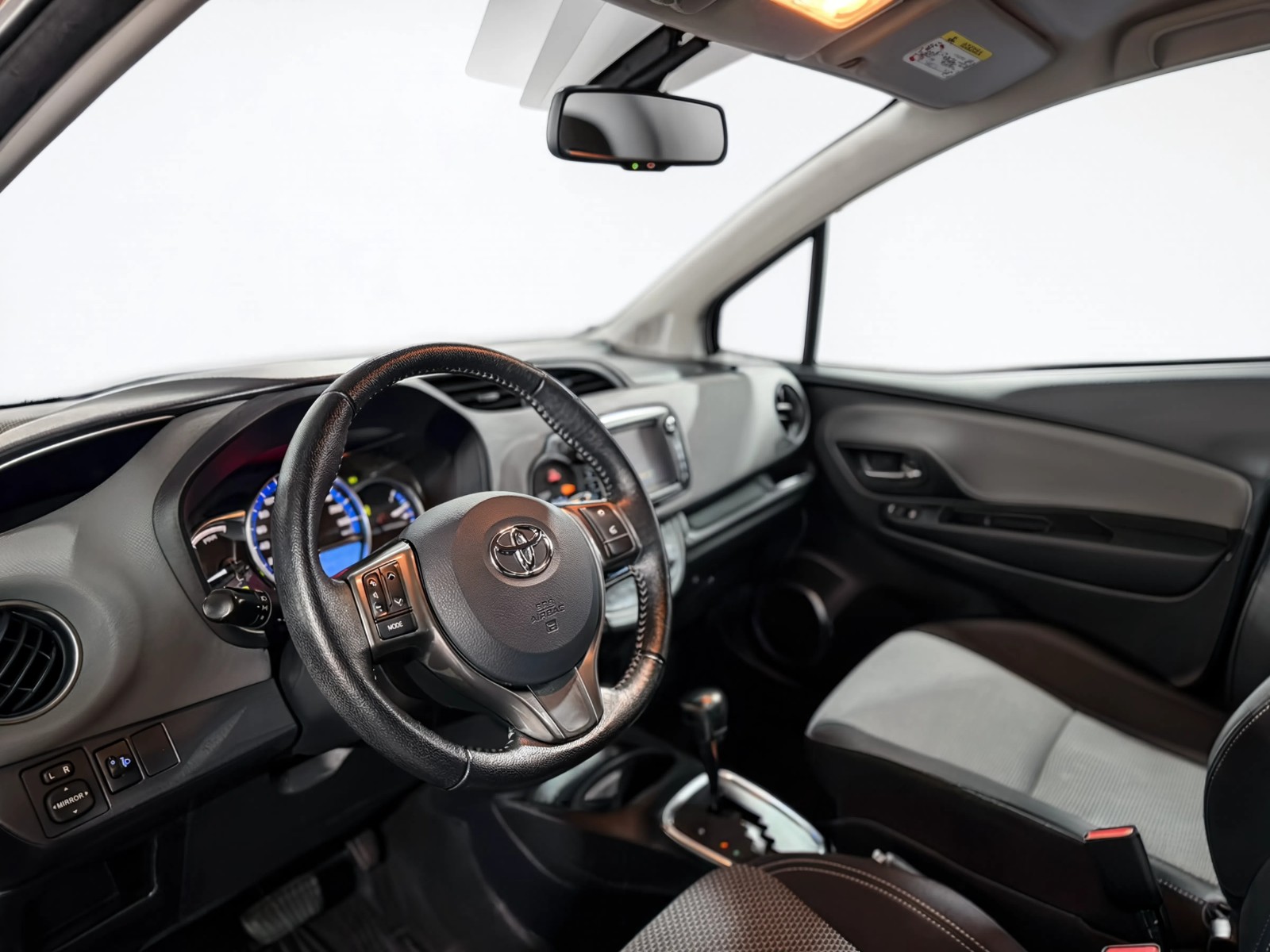 Toyota Yaris 2015 photo 9