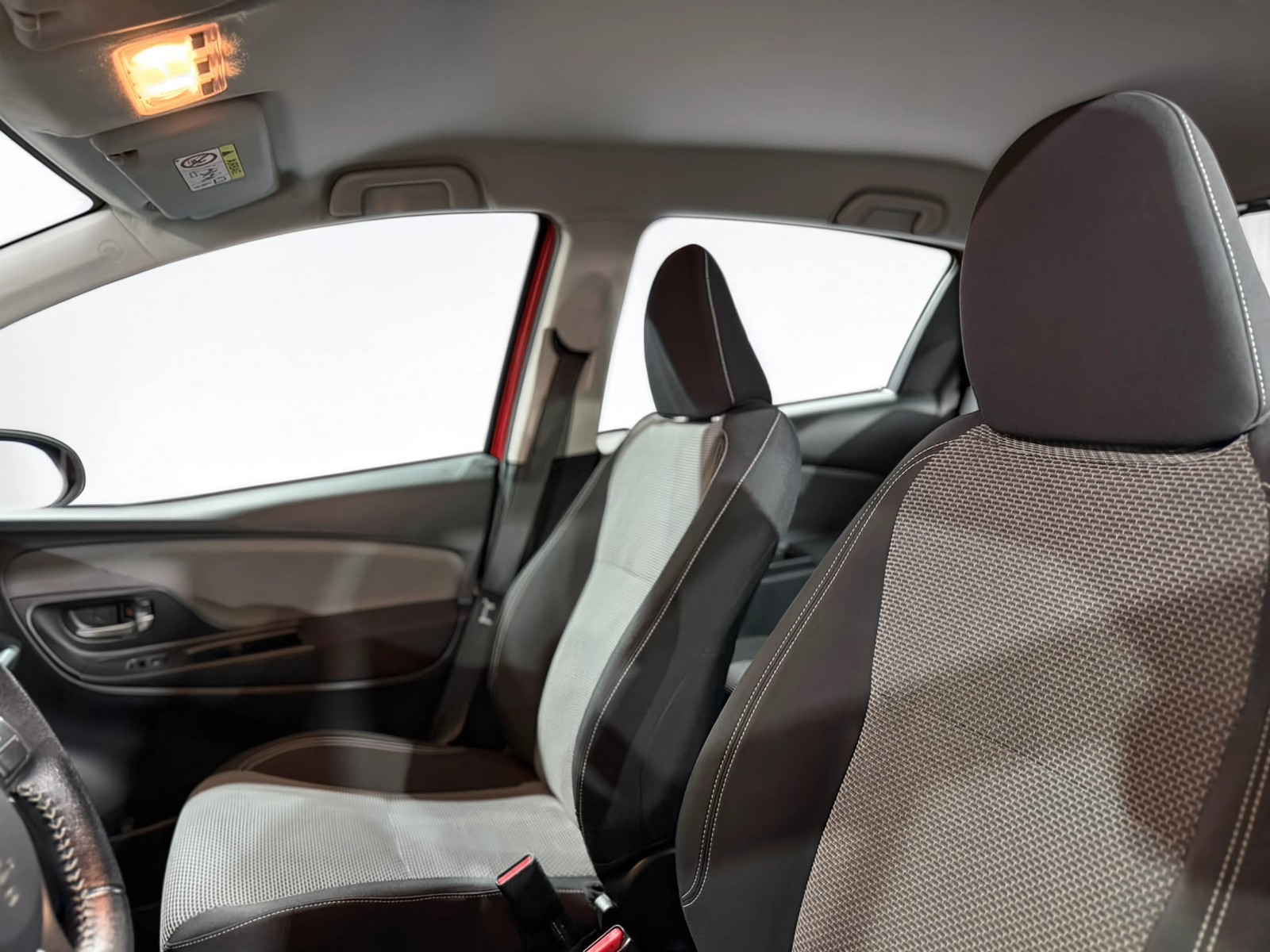 Toyota Yaris 2015 photo 10