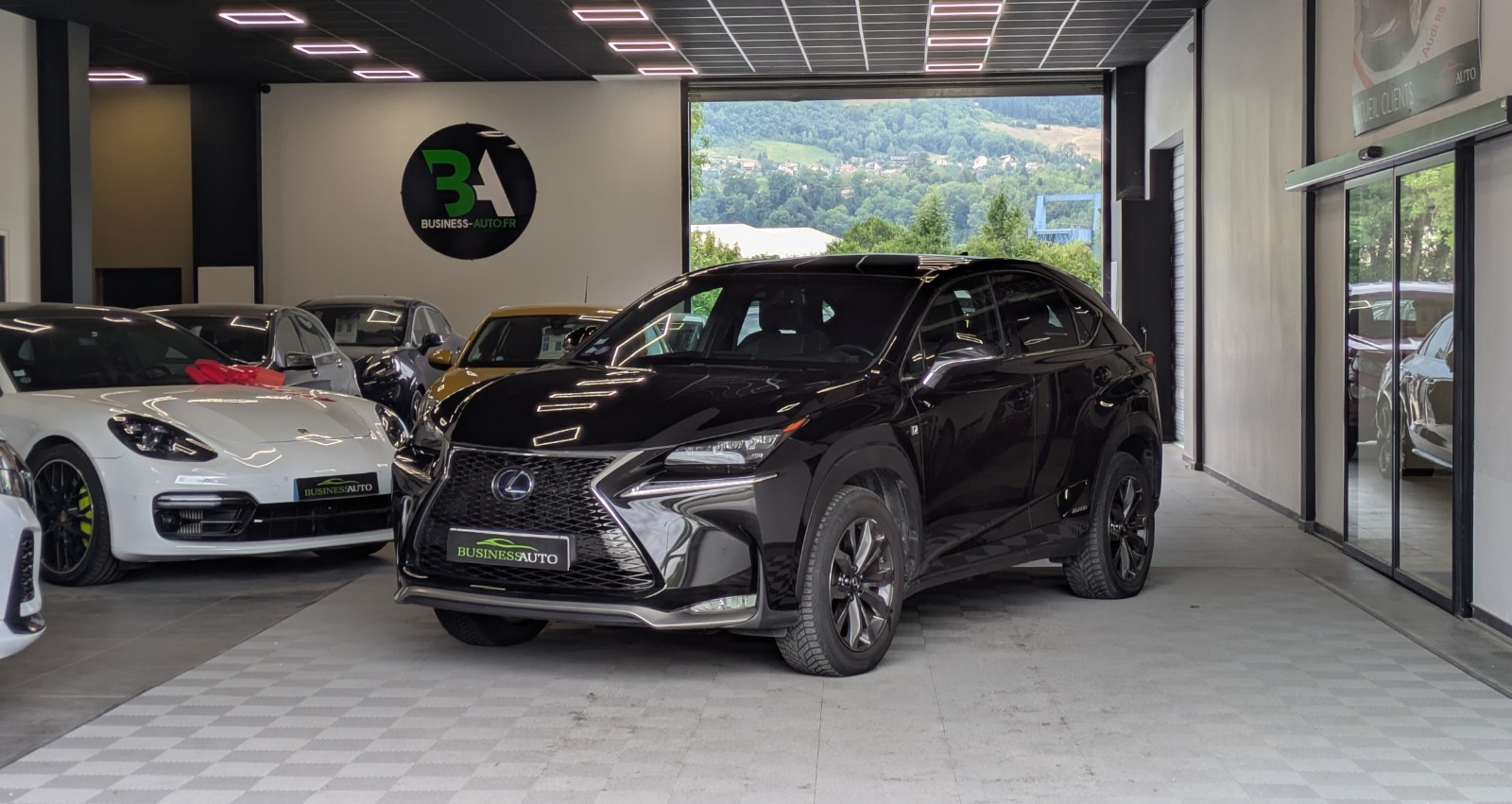LEXUS NX 300h 4WD F SPORT E-CVT / GPS / Toit Panoramique / Sièges Chauffants / Crit'Air 1